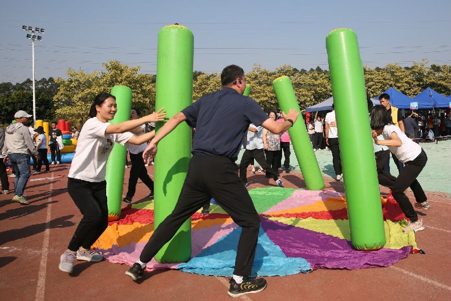 队伍在比赛中团结一心，勇夺胜利